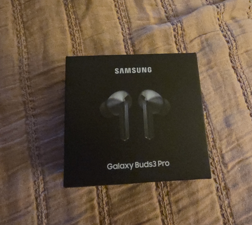 Samsung Galaxy Buds3 Pro Packaging – Silver....not Black